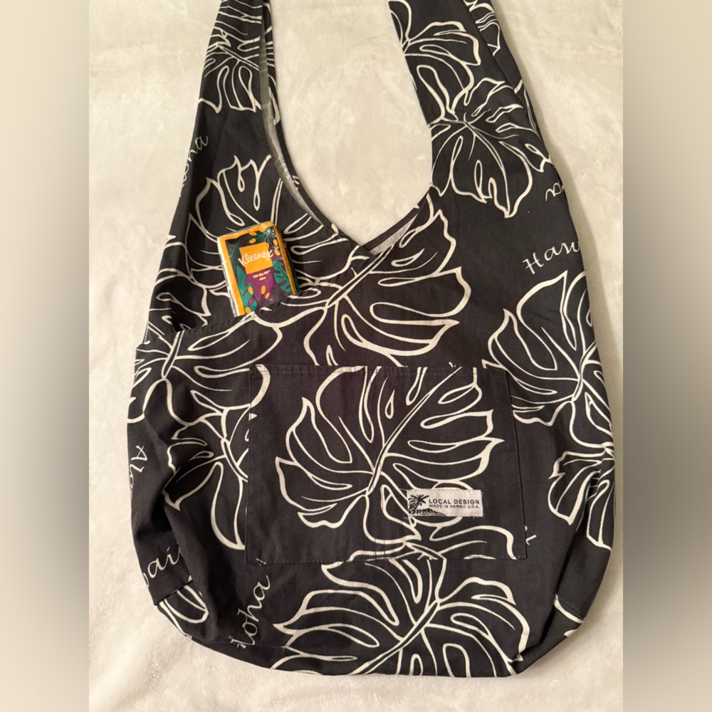 Elegant Black and White Leaf Print Shoulder Bag